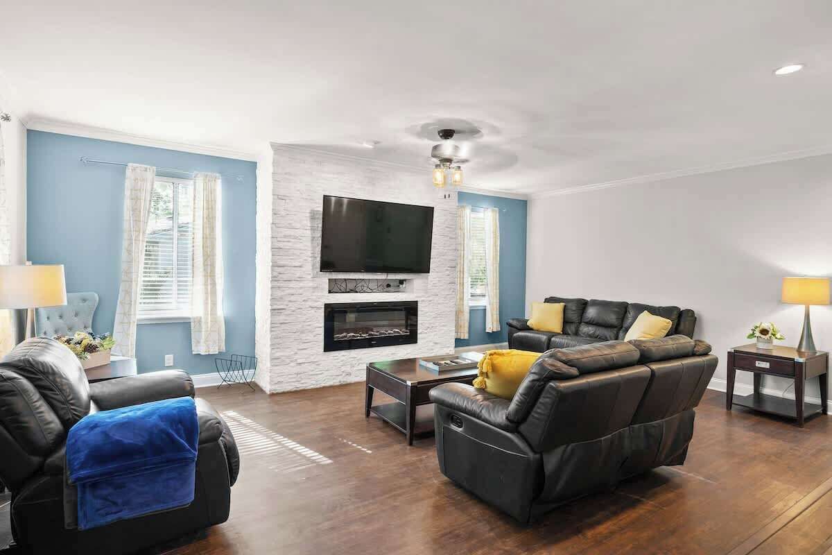 智能電視、壁爐  、書籍、 辦公室