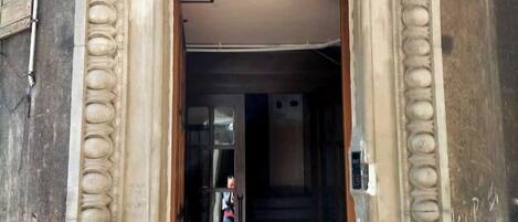 تفاصيل الفندق من الخارج