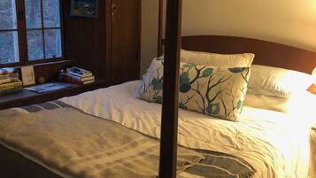 2 bedrooms, desk, WiFi