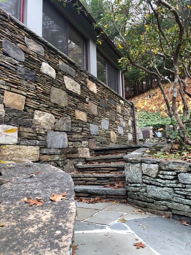 Historic Pound Ridge Cottage, 2 Beds, Fully Furnished