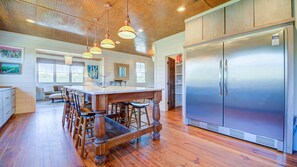 House, Multiple Beds | Private kitchen | Oven