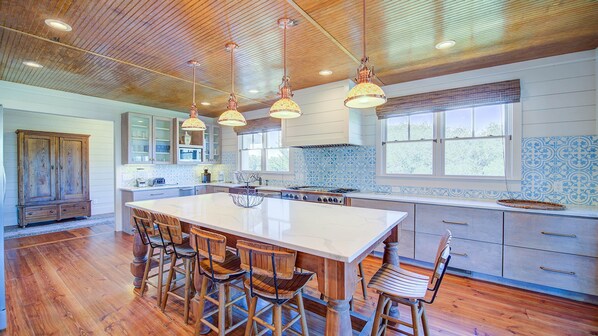 House, Multiple Beds | Private kitchen | Oven