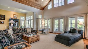 House, 6 Bedrooms | Living room