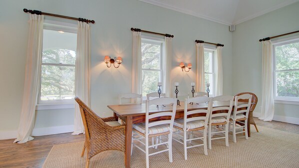 House, 5 Bedrooms | Dining