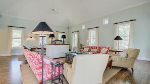 House, 5 Bedrooms | Living room