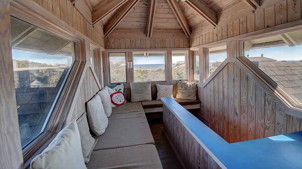 House, 5 Bedrooms | Living room | Fireplace