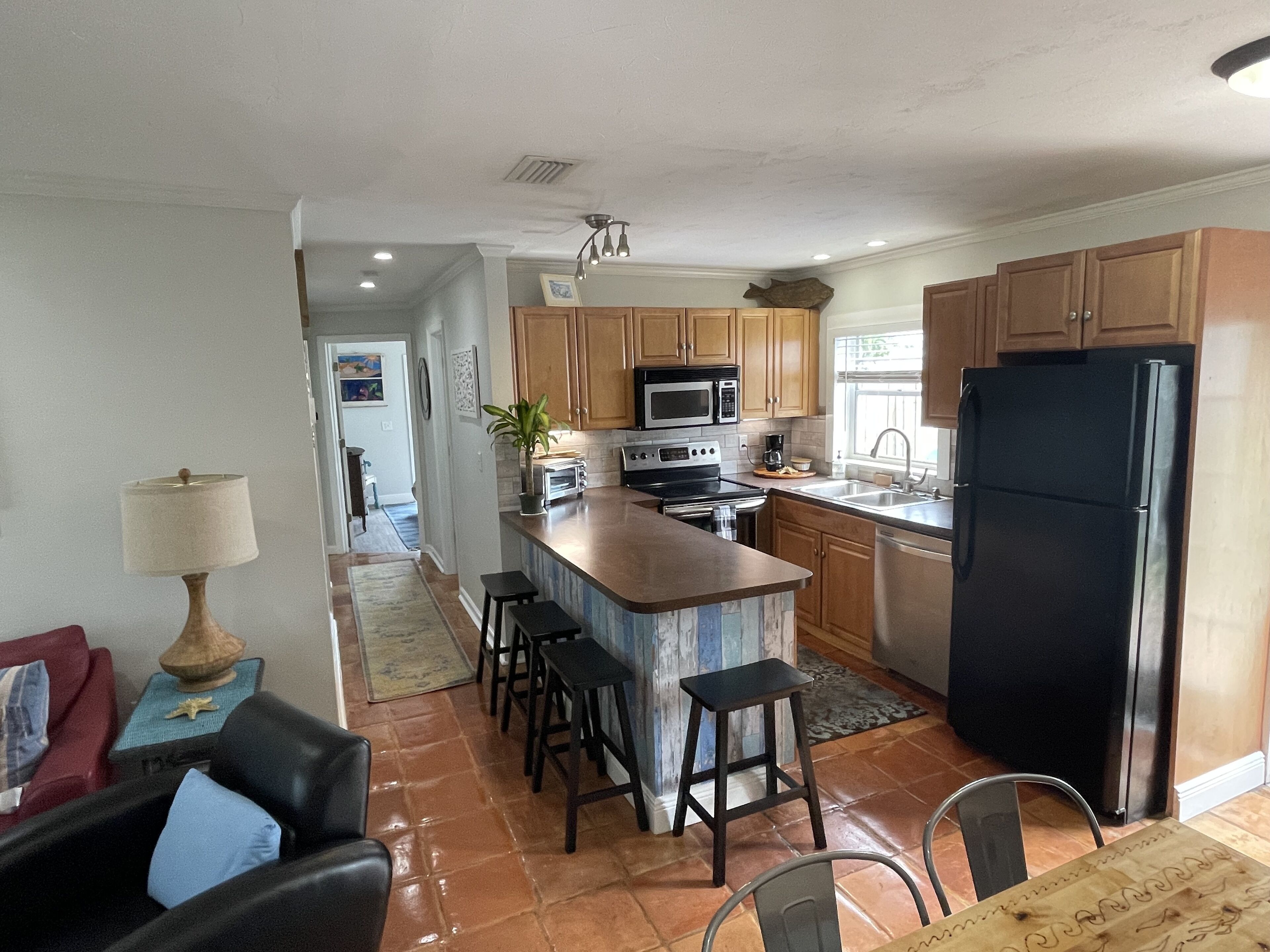 Geladeira, micro-ondas, cooktop, lava-louças