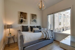 4 habitaciones, escritorio y tabla de planchar con plancha