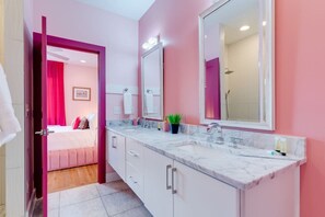 Duschwanne, Haartrockner, Handtücher