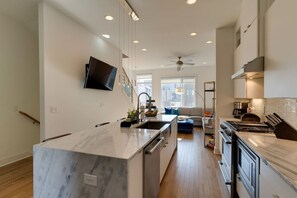 Geladeira, micro-ondas, fogão, cooktop