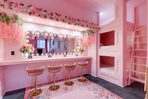 3 bedrooms, desk, iron/ironing board, travel cot - 1118 **RENOVATING!! Pink Palace coming soon! (Nashville)