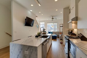 Køleskab, mikrobølgeovn, ovn, kogeplade