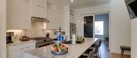 冷蔵庫、電子レンジ、オーブン、コンロ