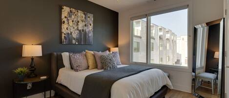 4 室のベッドルーム、デスク、アイロン / アイロン台、旅行用ベビーベッド