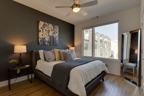 4 chambres, bureau, fer et planche à repasser, lit parapluie