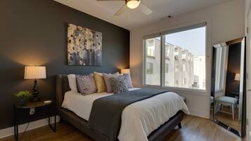 4 bedrooms, desk, iron/ironing board, travel crib