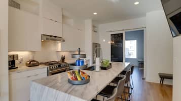 Een koelkast, een magnetron, een oven, een kookplaat