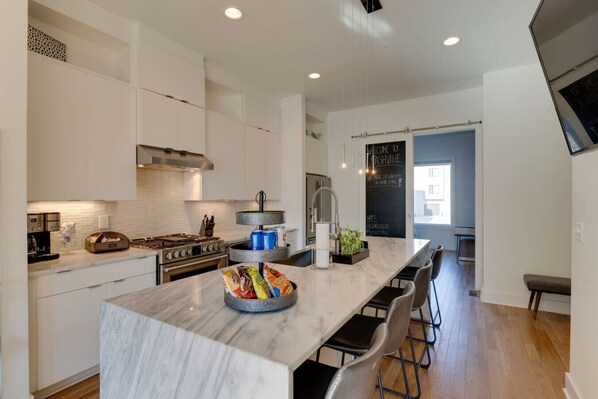 Køleskab, mikrobølgeovn, ovn, kogeplade