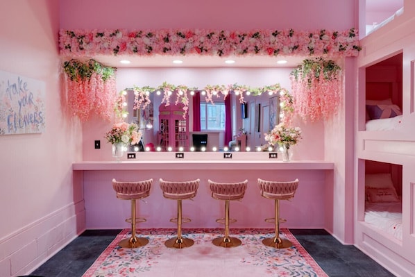 Lobby - 1118 **RENOVATING!! Pink Palace coming soon! (Nashville)