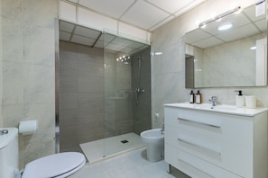 Een douche, een haardroger, handdoeken