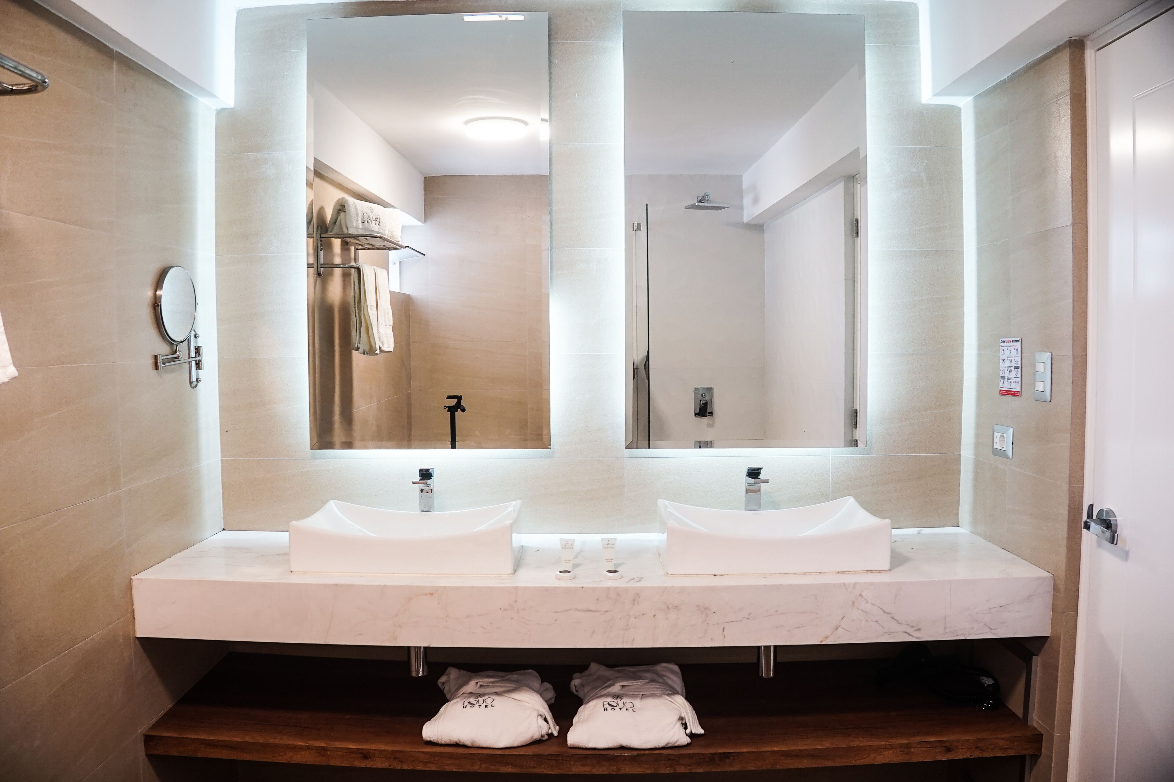 deluxe studio suite | bathroom | free toiletries, towels, soap, shampoo
