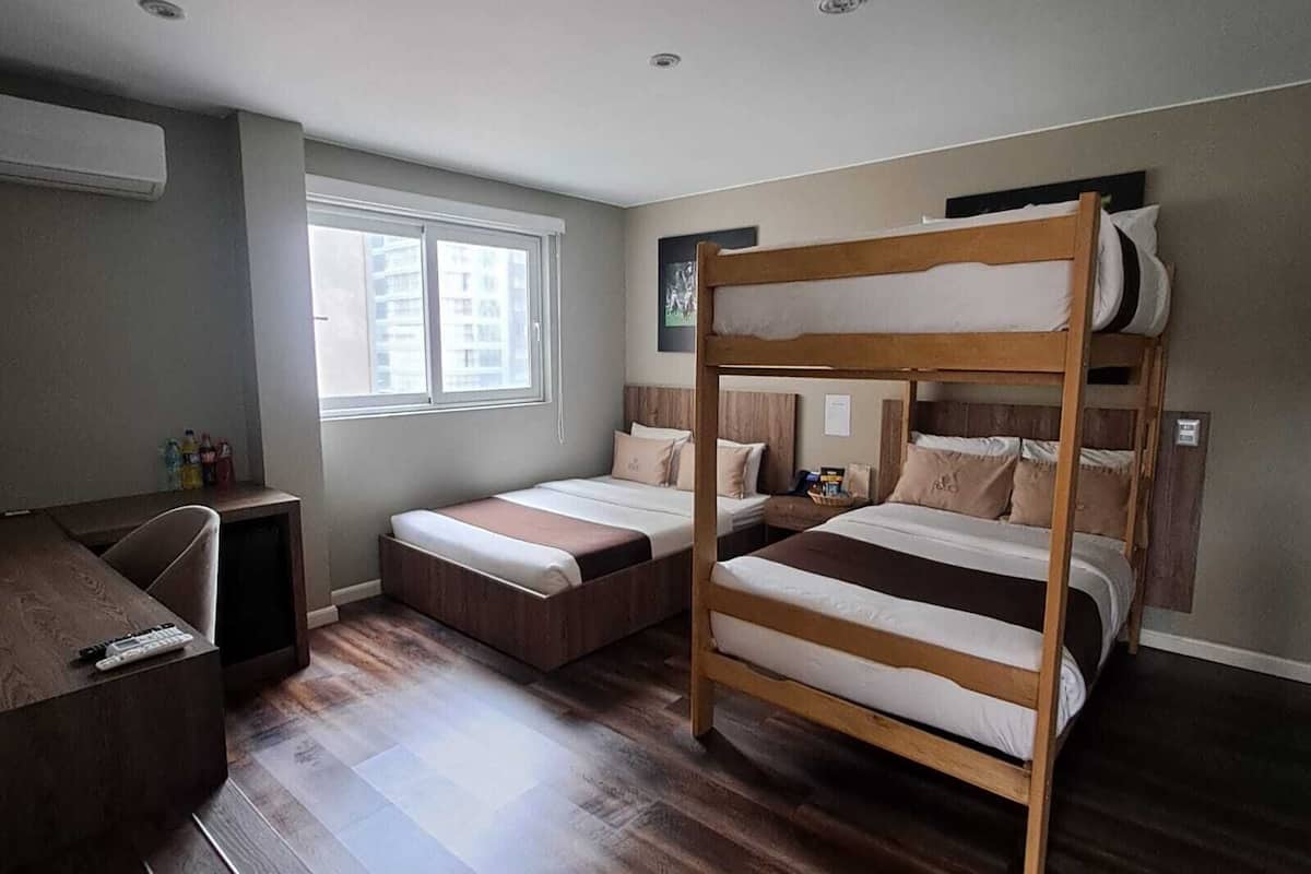 Phòng dành cho gia đình | Bộ đồ giường cao cấp, chăn bông, két bảo mật tại phòng, bàn 