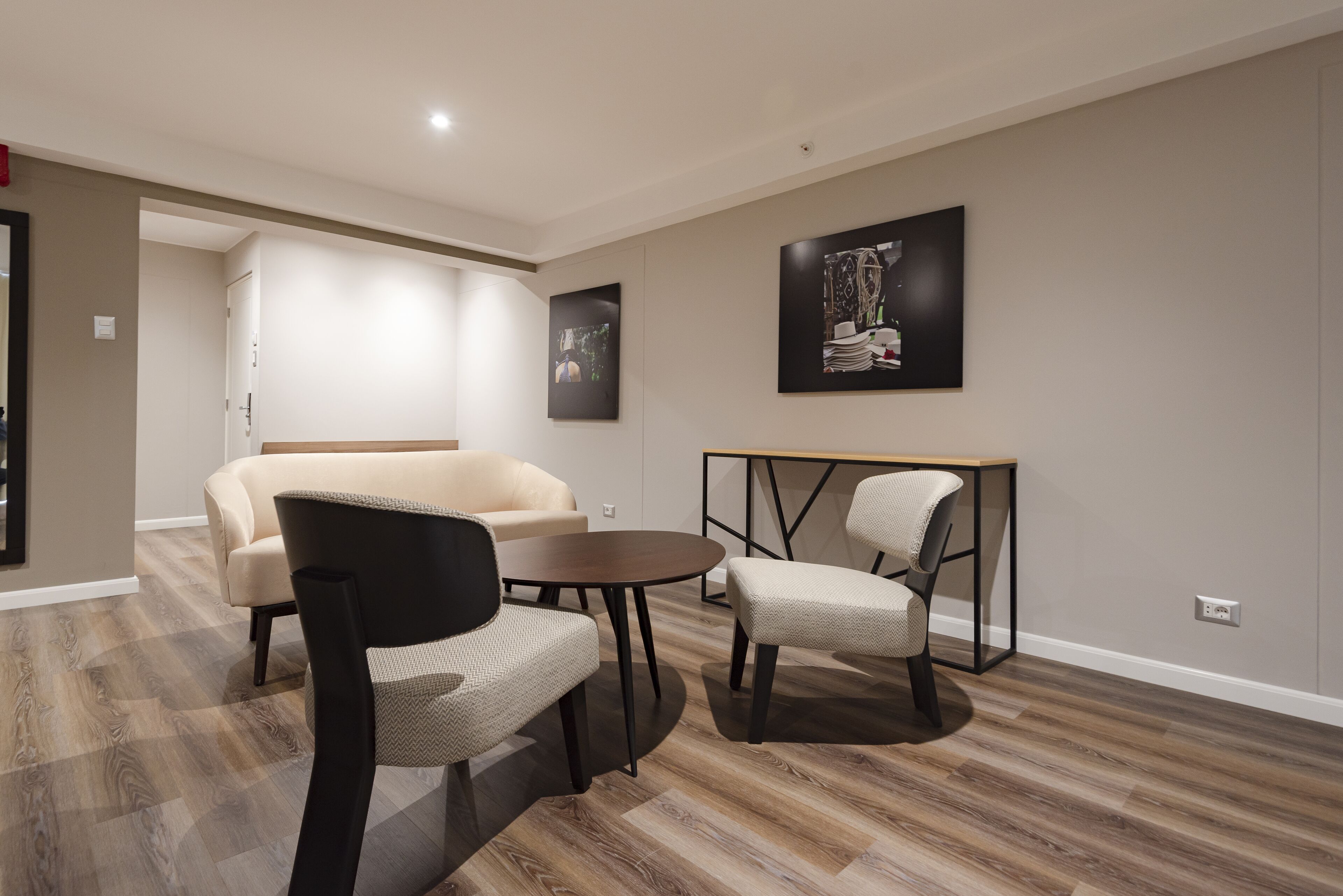 deluxe studio suite | premium bedding, down duvets, in-room safe, desk