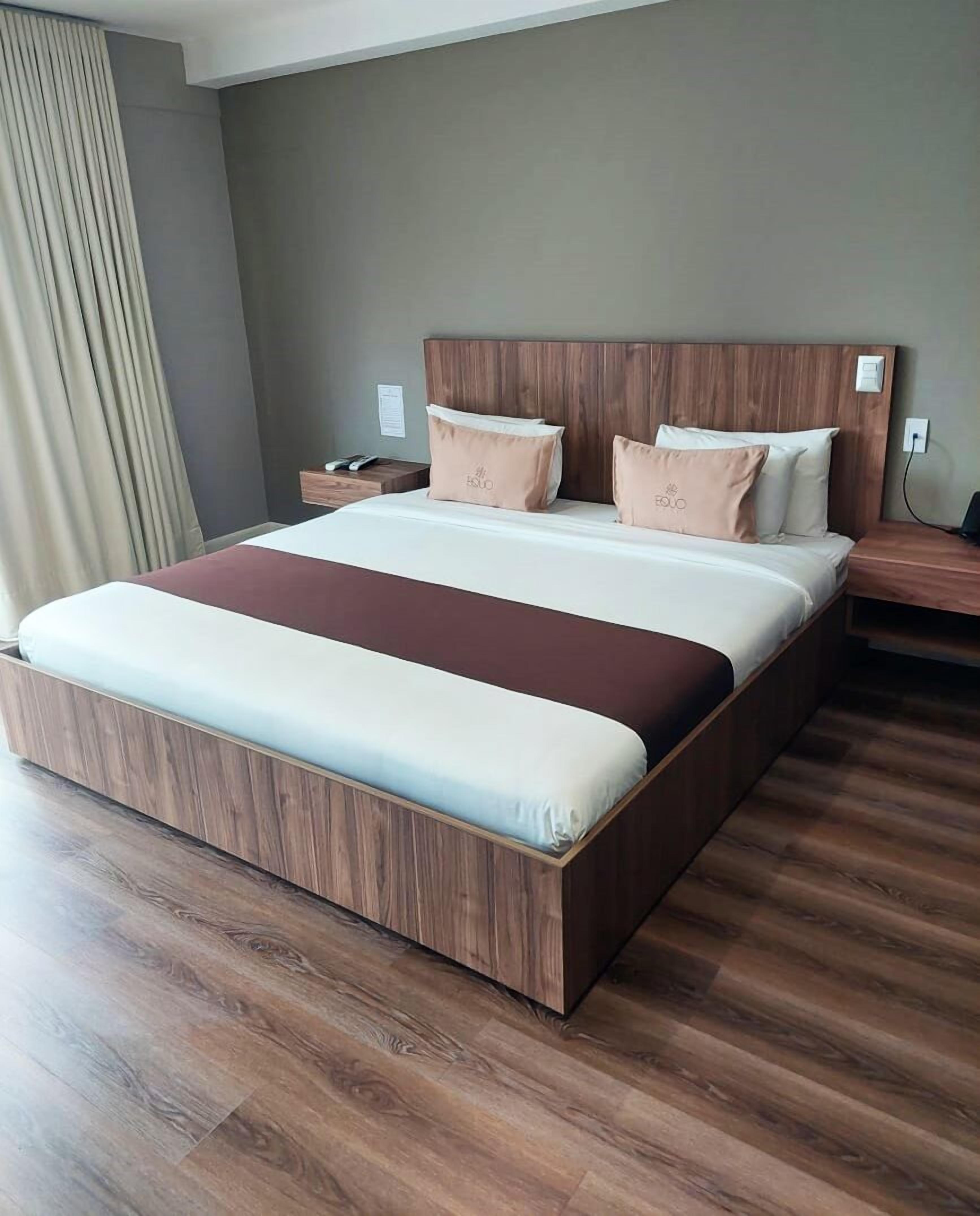 deluxe studio suite | premium bedding, down duvets, in-room safe, desk