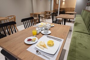 Se sirven desayunos y almuerzos