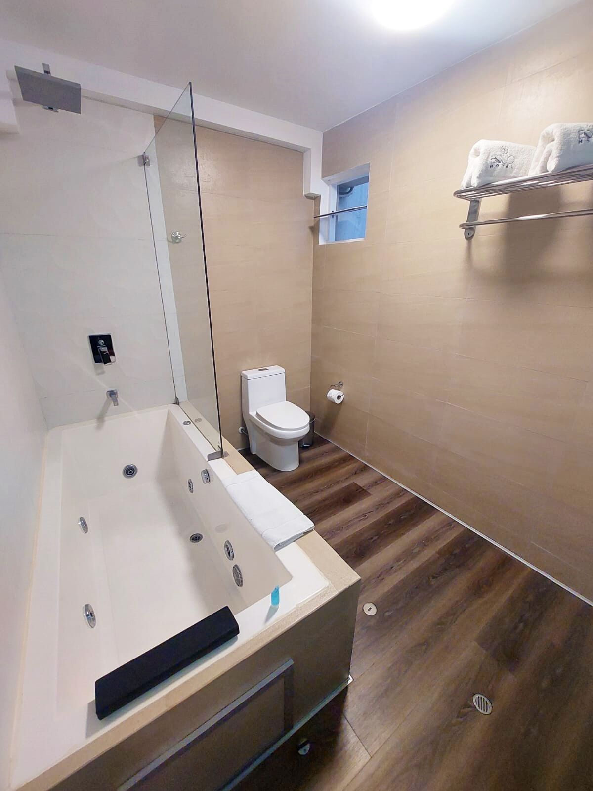deluxe studio suite | bathroom | free toiletries, towels, soap, shampoo