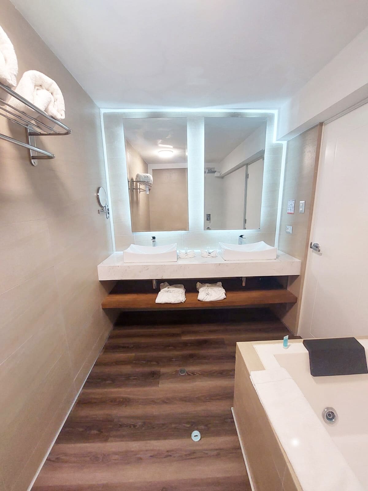 deluxe studio suite | bathroom | free toiletries, towels, soap, shampoo