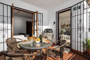 Outdoor dining - SHR004 Smile Beach House. Incredible views. (Nerja)
