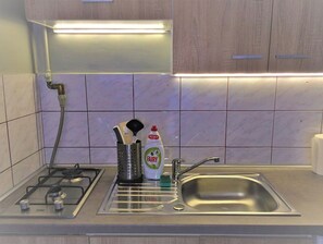 Kühlschrank, Wasserkocher, Kochgeschirr/Geschirr/Besteck, Kücheninsel