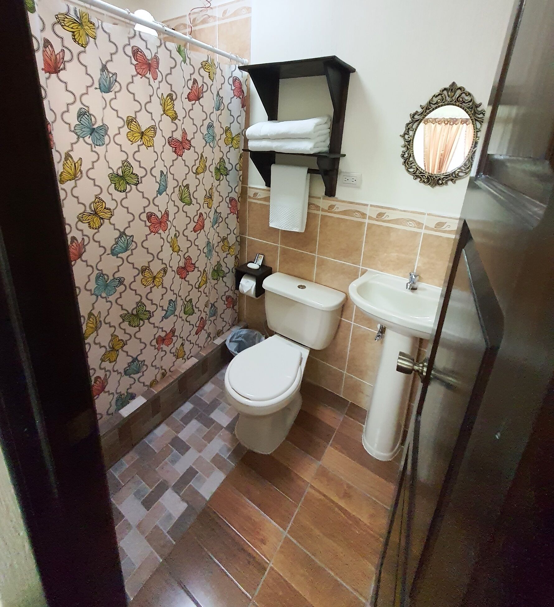 Un baño con inodoro, lavabo y zona de ducha.