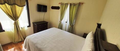 3 slaapkamers, een strijkplank/strijkijzer, gratis wifi, beddengoed