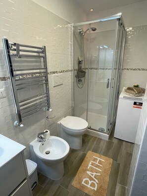 Ducha, secador de pelo, bidé y toallas