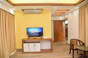 غرفة ديلوكس مزدوجة - غرفة نوم واحدة | خزنة داخل الغرفة ومكتب ومساحة عمل للكمبيوتر المحمول ومكواة/لوح كي