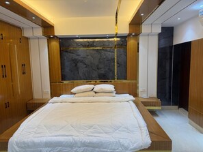 Suite estudio Premium, 1 habitación | Caja de seguridad en la habitación y escritorio 