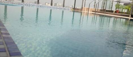 Alberca al aire libre y sombrillas en la alberca