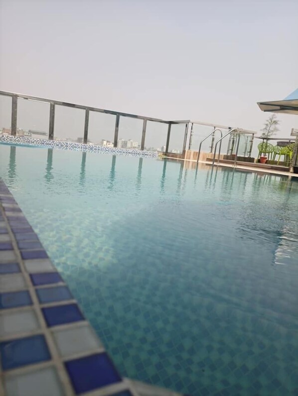 Piscine extérieure, parasols