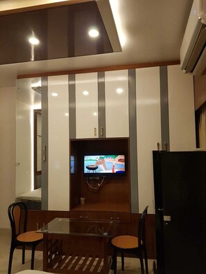 Deluxe-Doppelzimmer, 1 Schlafzimmer | Wohnbereich | Smart-TV, Kamin, Fußbodenheizung, Computerbildschirme