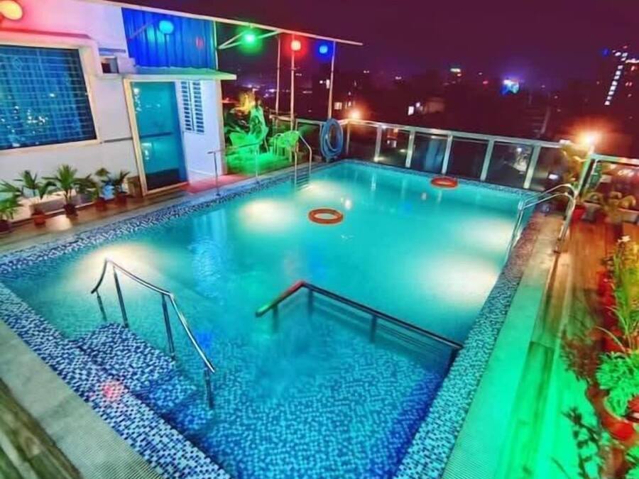 Piscine extérieure, parasols de plage