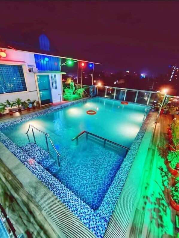 حمّام سباحة خارجي، مظلات على حمّام السباحة