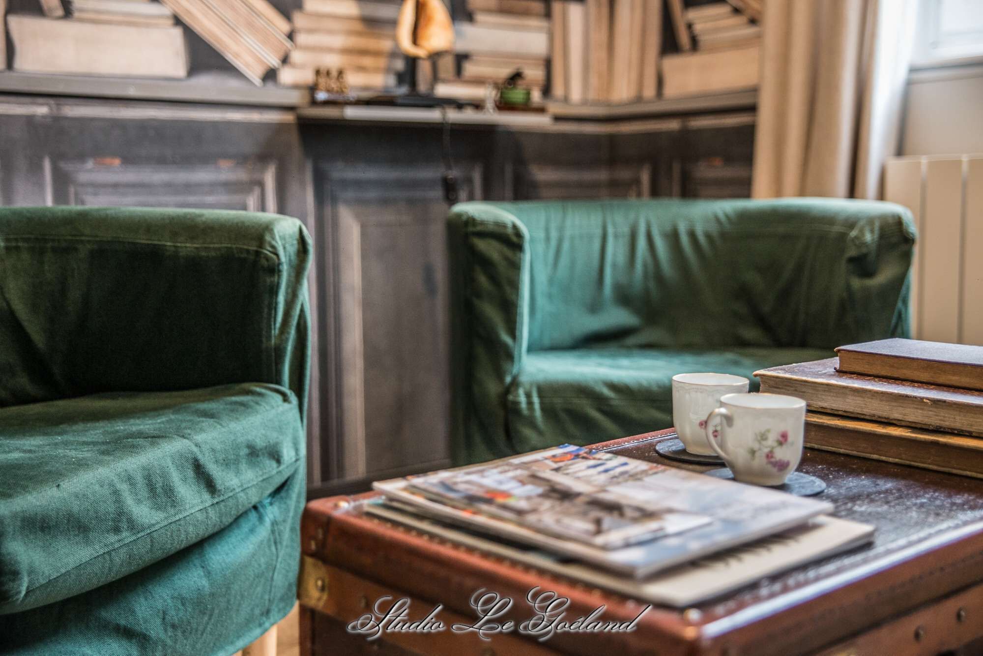 Een televisie en boeken