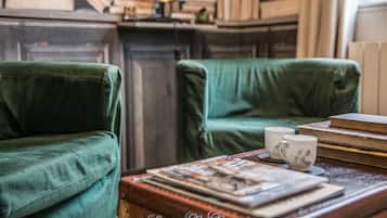 Una televisión, libros