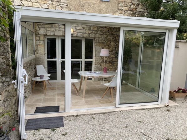 Outdoor dining - Comfortable apartment in Drôme Provençale. Private green space. (Marsanne)