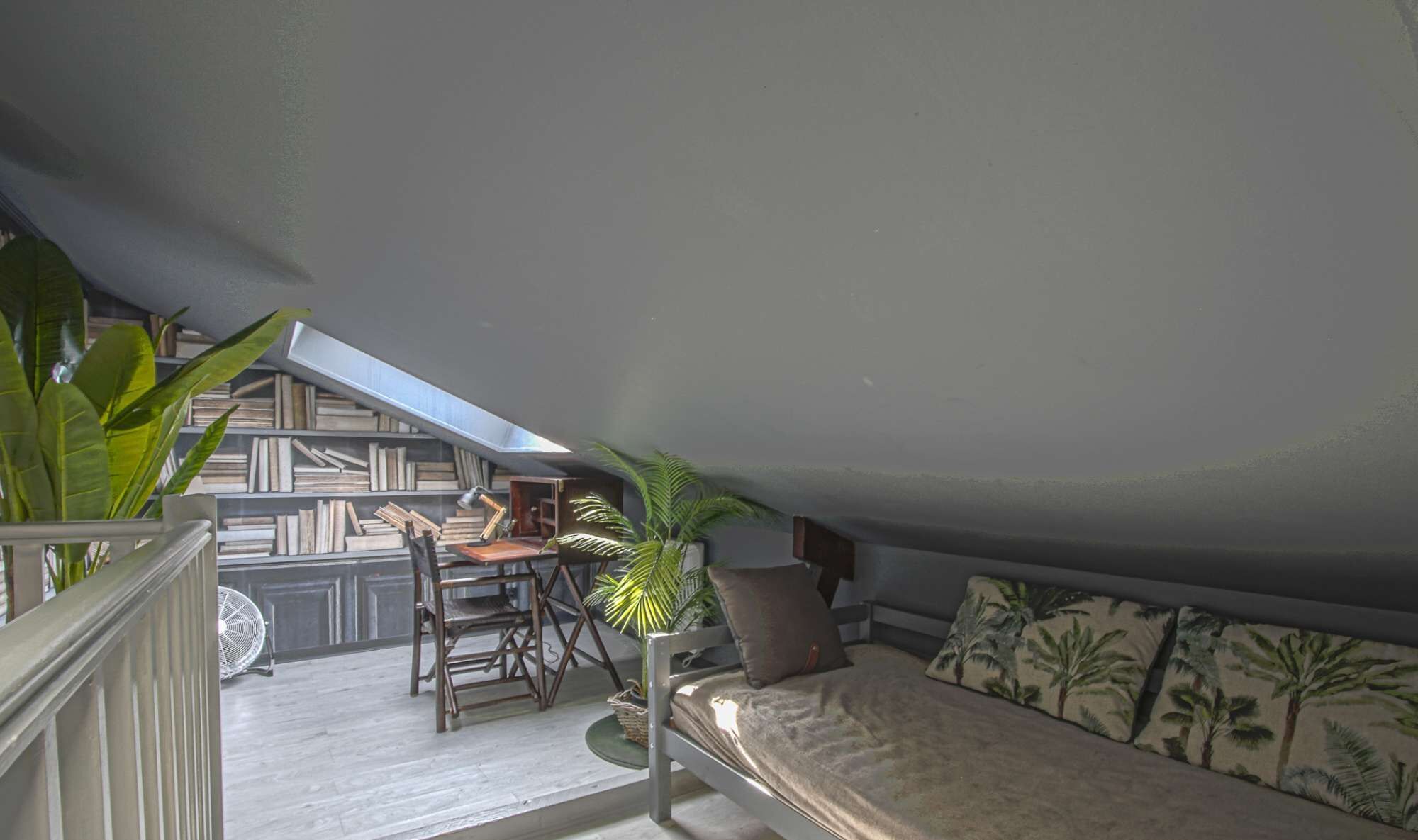 2 bedrooms, desk, WiFi, bed sheets