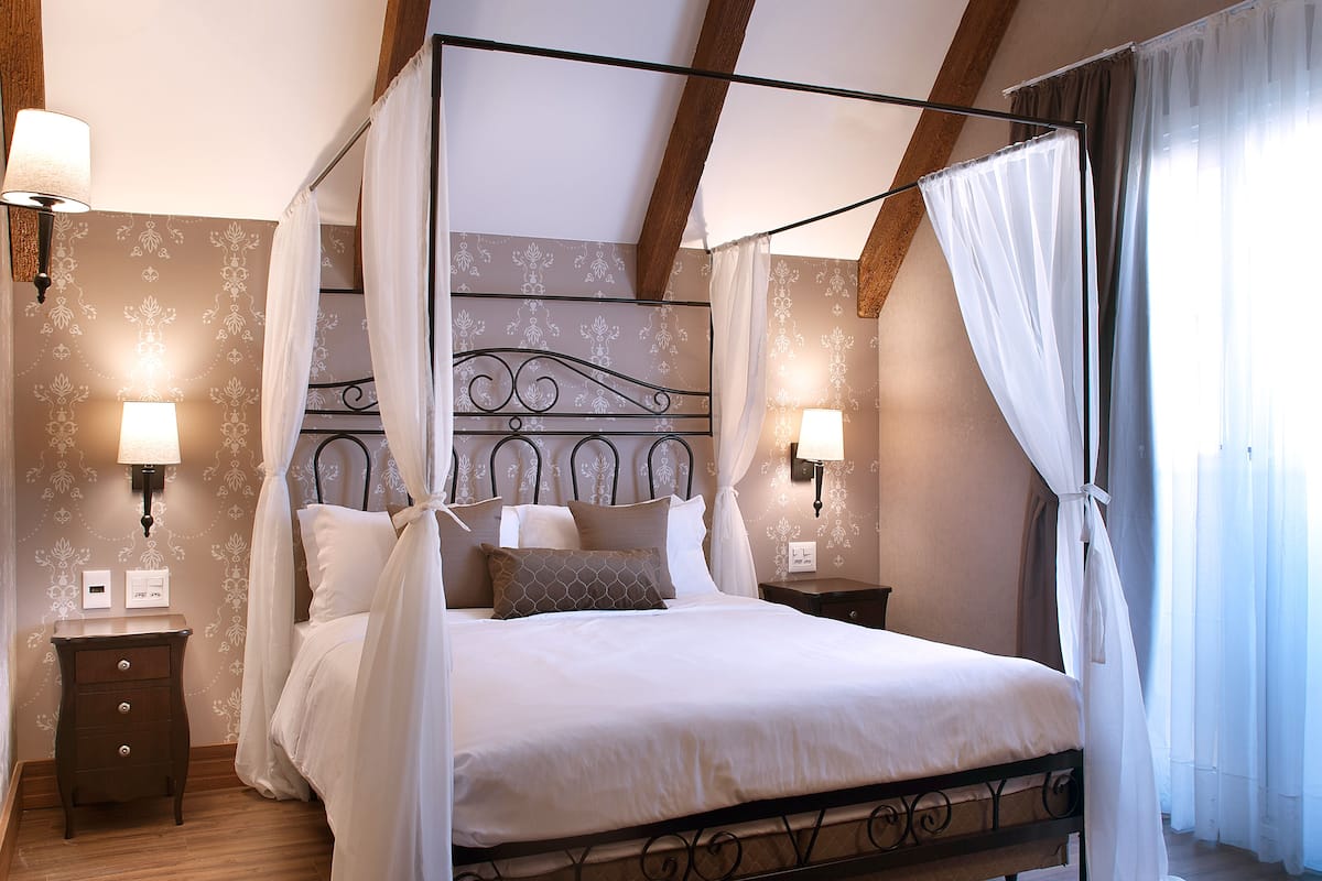 Minibar, escritorio, wifi gratis y ropa de cama