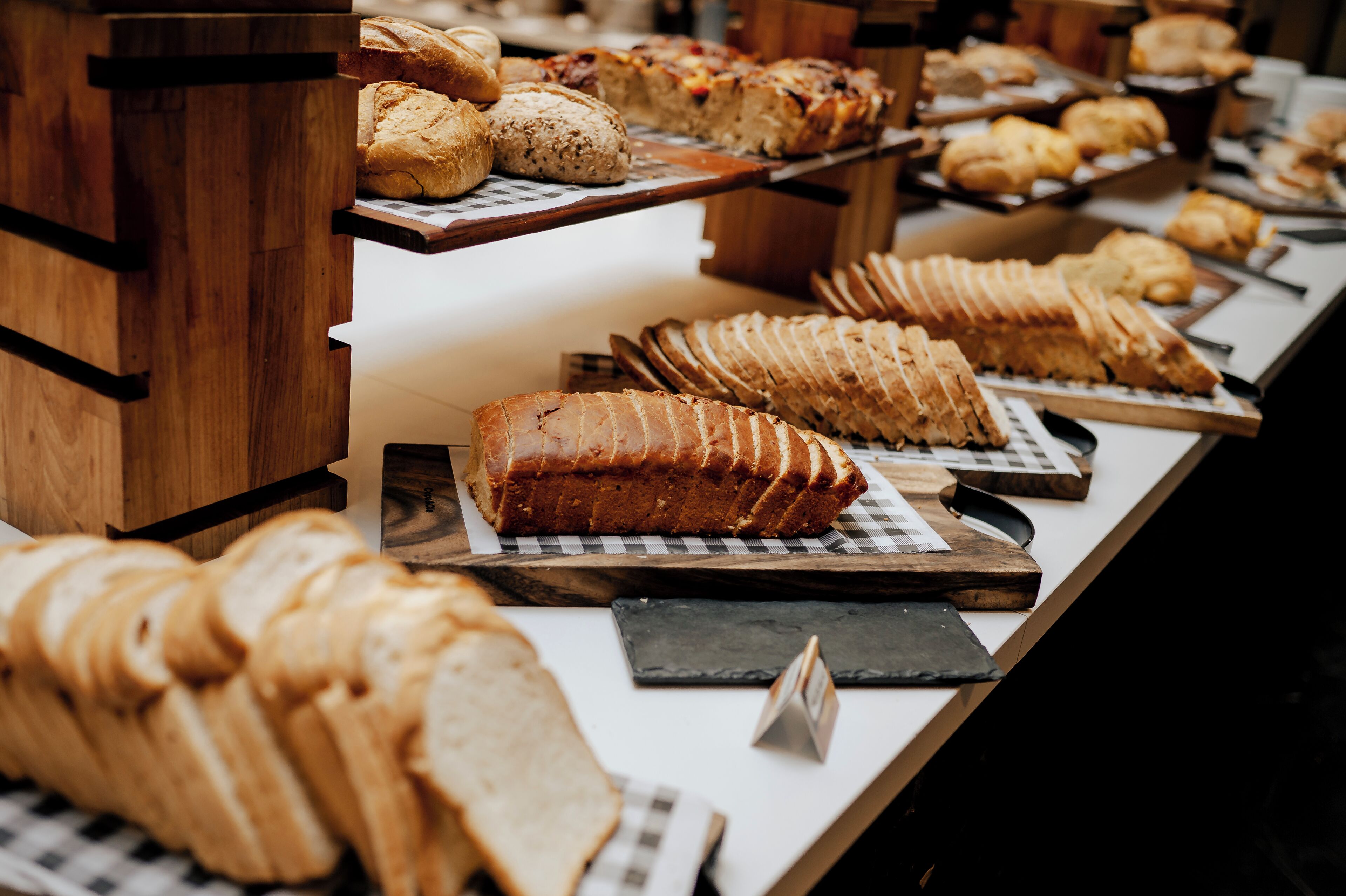 Une vitrine de boulangerie présentant différents types de pains et de viennoiseries.