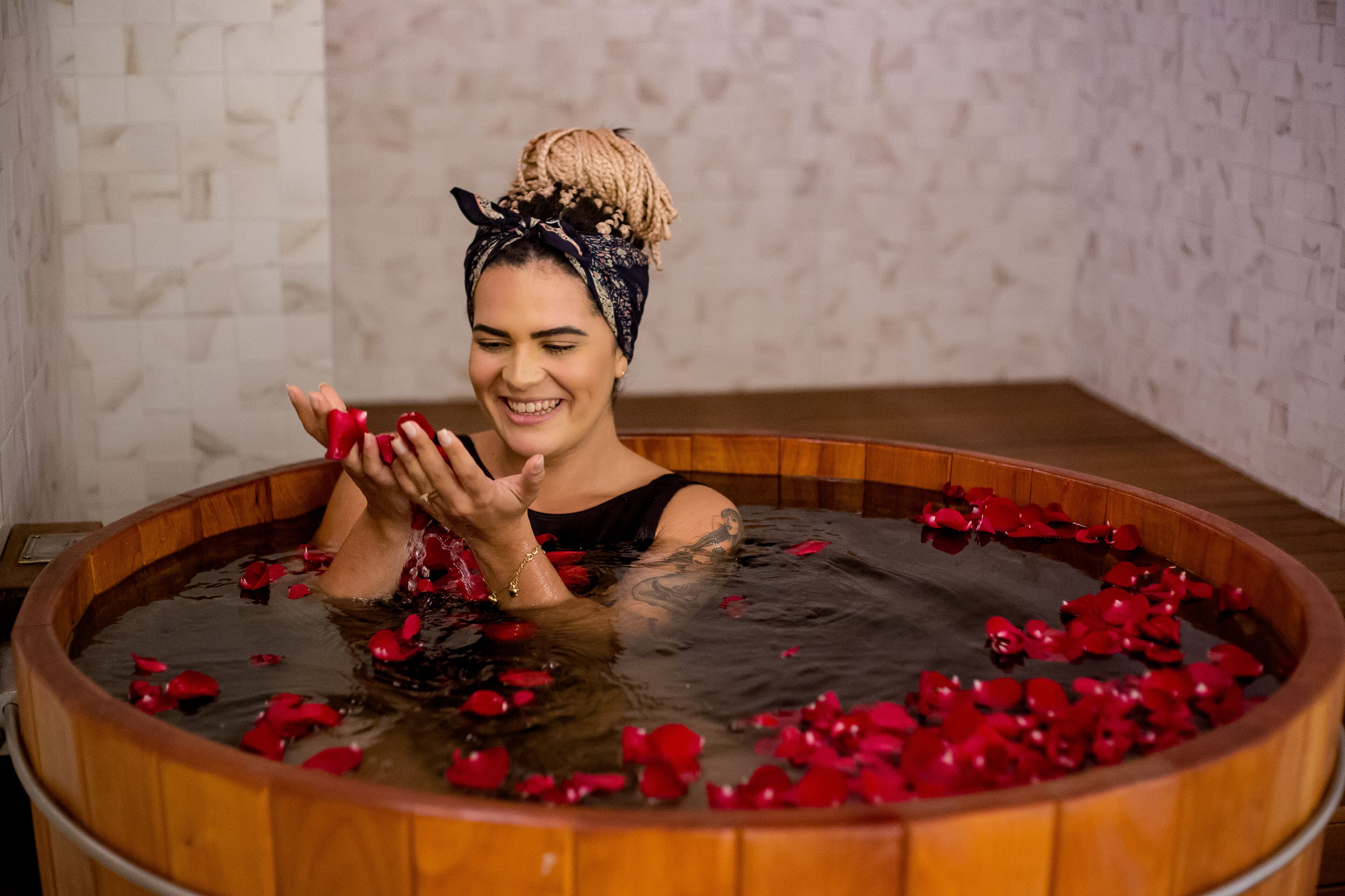 Masajes con piedras calientes, manicura y pedicura, masajes